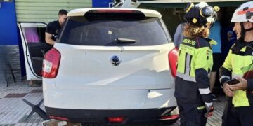 Cuatro heridos tras chocar un vehículo contra la terraza de un local en Rincón de la Victoria