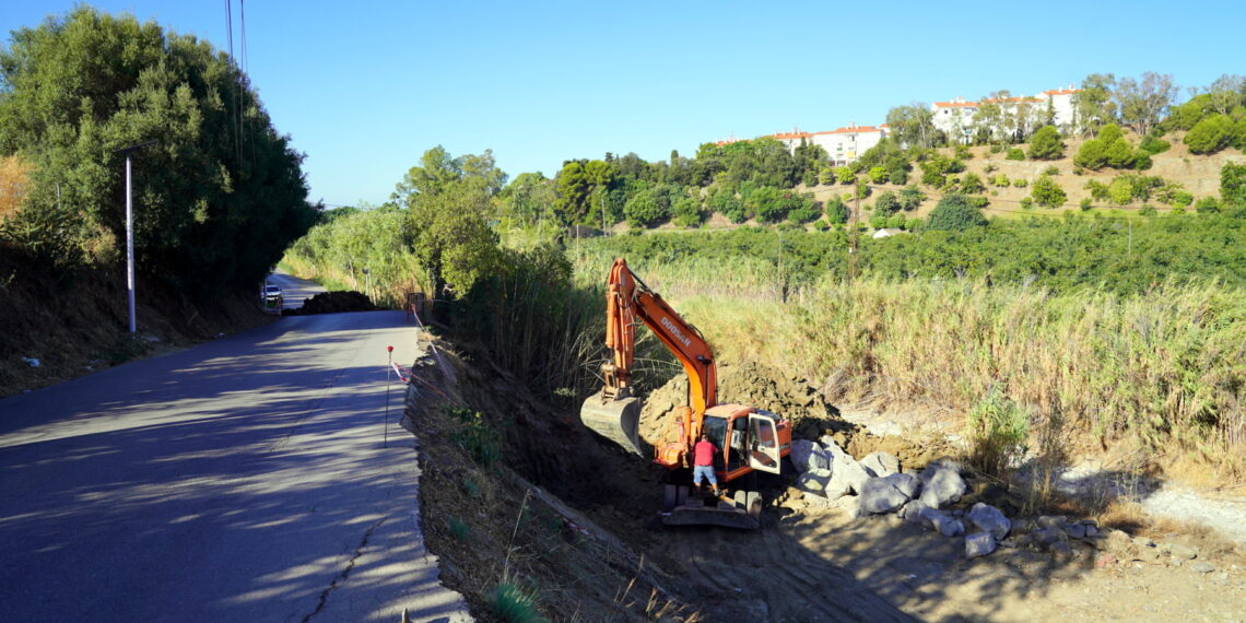El Ayuntamiento inicia las obras de un muro escollera para el refuerzo del camino de La Cala