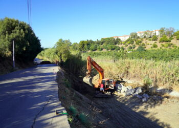 El Ayuntamiento inicia las obras de un muro escollera para el refuerzo del camino de La Cala