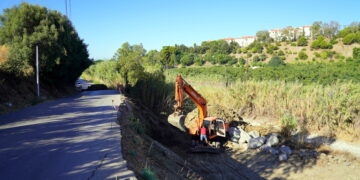 El Ayuntamiento inicia las obras de un muro escollera para el refuerzo del camino de La Cala