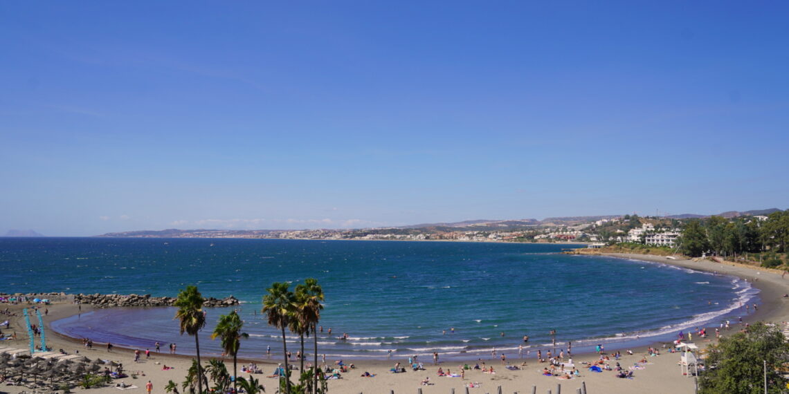 Estepona inicia los trámites para recuperar los terrenos junto a la emblemática playa de El Cristo y crear otro equipamiento público