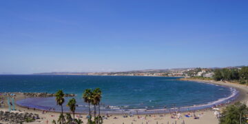 Estepona inicia los trámites para recuperar los terrenos junto a la emblemática playa de El Cristo y crear otro equipamiento público