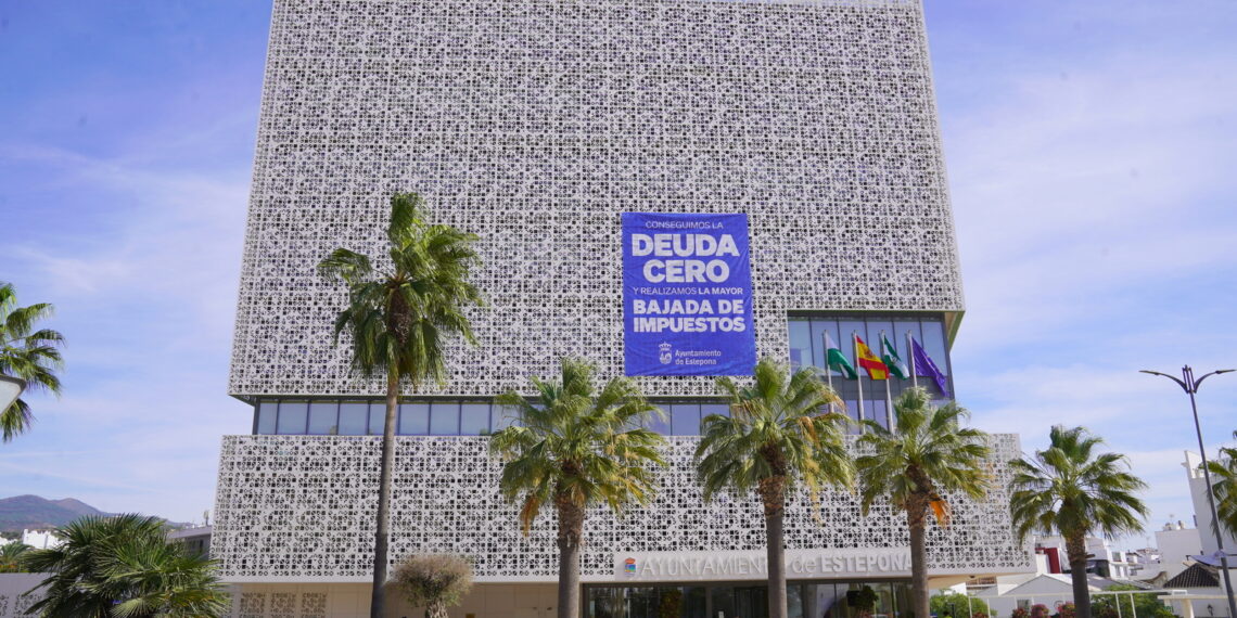 El Ayuntamiento de Estepona empieza a aplicar la mayor bajada del IBI de la historia de la ciudad a empadronados