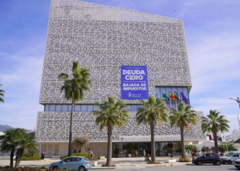 El Ayuntamiento de Estepona empieza a aplicar la mayor bajada del IBI de la historia de la ciudad a empadronados