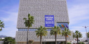El Ayuntamiento de Estepona empieza a aplicar la mayor bajada del IBI de la historia de la ciudad a empadronados