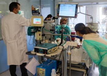 El Hospital Materno Infantil de Málaga, referente nacional para el transporte pediátrico en ECMO