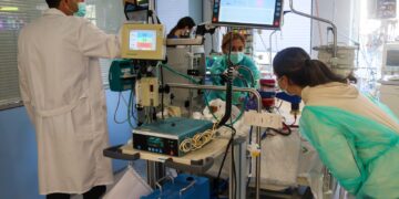 El Hospital Materno Infantil de Málaga, referente nacional para el transporte pediátrico en ECMO