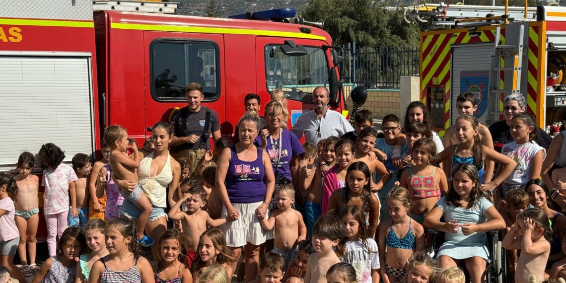 Los Bomberos de Mijas acercan su labor al alumnado de la escuela de verano del Colegio Tamixa