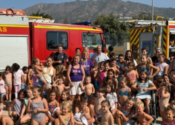 Los Bomberos de Mijas acercan su labor al alumnado de la escuela de verano del Colegio Tamixa