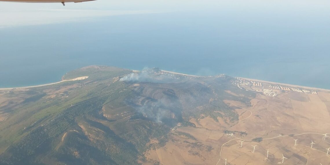 Continúa activo el incendio en Tarifa: se incorporan cuatro medios aéreos desde primera hora de la mañana