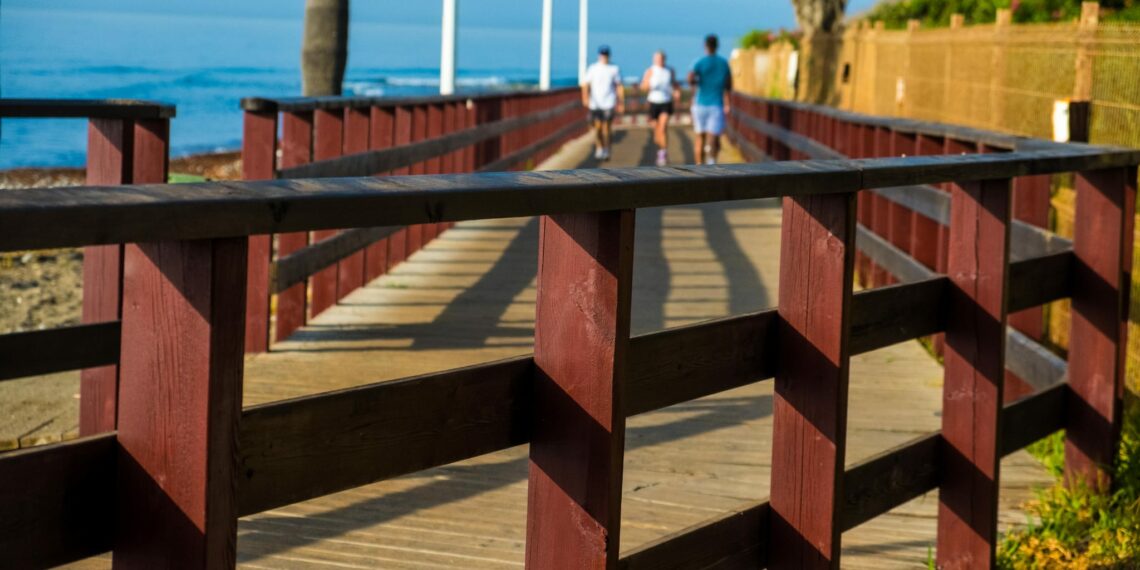 El Paseo Marítimo de San Pedro Alcántara contará con más de 1.400 metros de barandillas y 26 luminarias y la reparación del albero