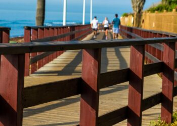 El Paseo Marítimo de San Pedro Alcántara contará con más de 1.400 metros de barandillas y 26 luminarias y la reparación del albero