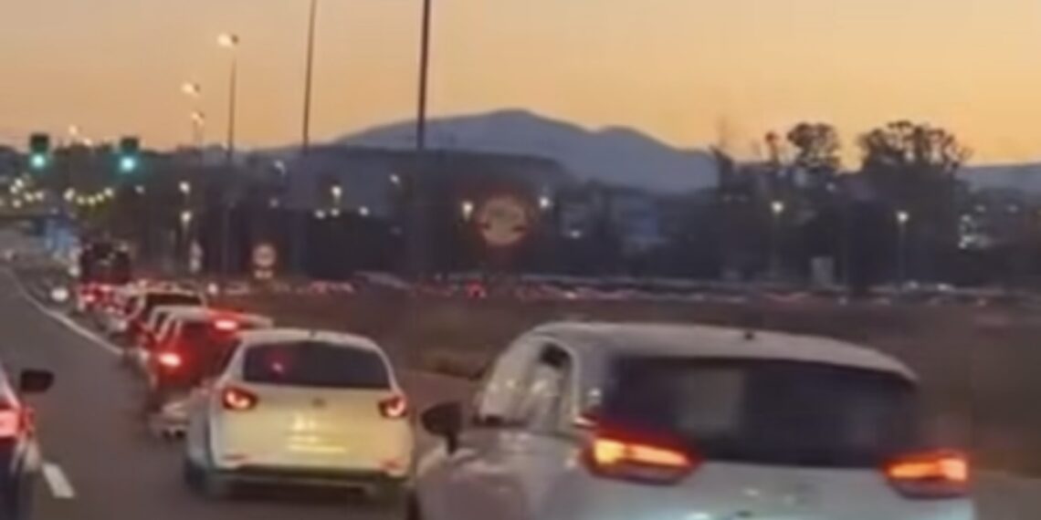 Colapso en las carreteras de Marbella ante la alta afluencia de público en el concierto de Manuel Carrasco
