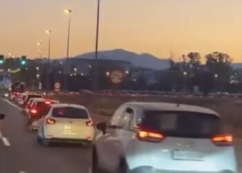 Colapso en las carreteras de Marbella ante la alta afluencia de público en el concierto de Manuel Carrasco
