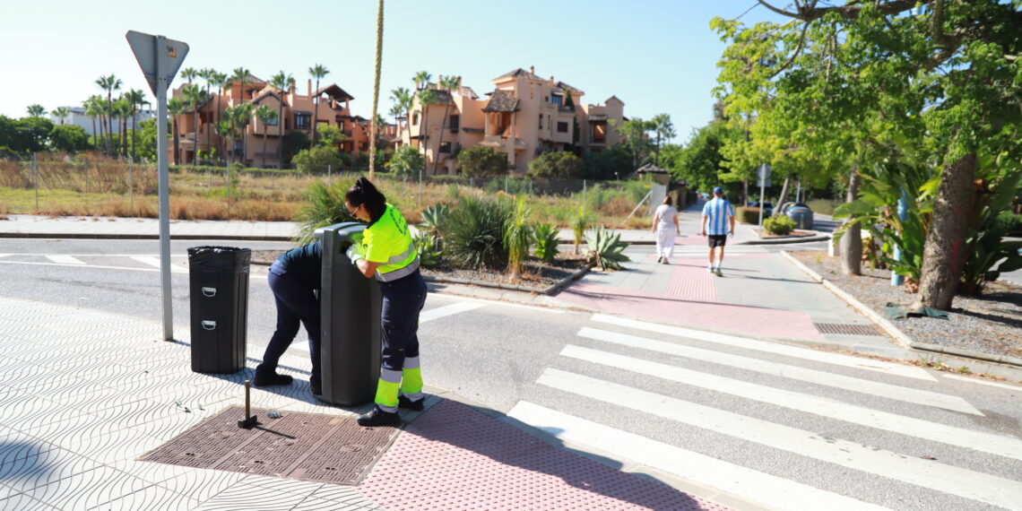 Marbella refuerza la limpieza urbana con nuevas papeleras de gran capacidad y diseño hermético