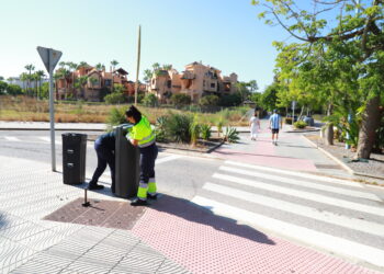 Marbella refuerza la limpieza urbana con nuevas papeleras de gran capacidad y diseño hermético