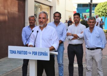 Bendodo denuncia el silencio cómplice del PSOE ante la trama de afiliaciones fantasma en Estepona: “El modus operandi del sanchismo es manipular, controlar y amañar”