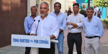 Bendodo denuncia el silencio cómplice del PSOE ante la trama de afiliaciones fantasma en Estepona: “El modus operandi del sanchismo es manipular, controlar y amañar”