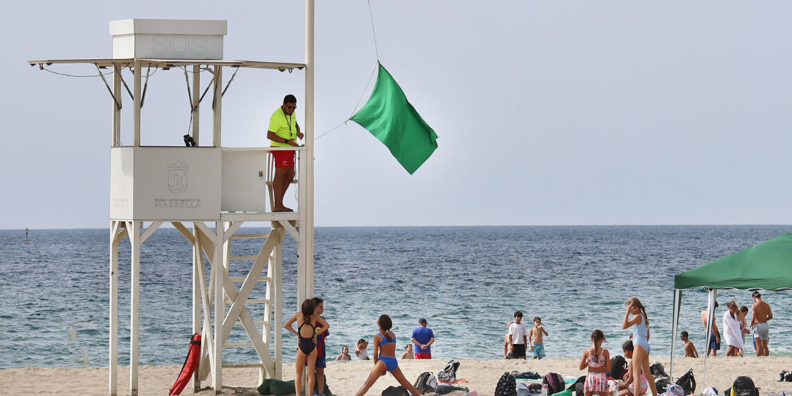El servicio de vigilancia y socorrismo de las playas de Marbella gestiona durante el mes de julio un total de 4.440 incidencias