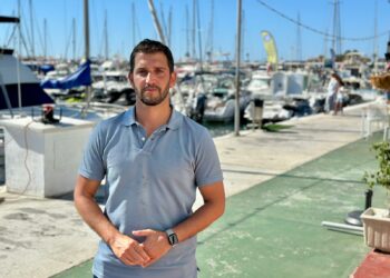 La Policía Local de Fuengirola colabora con la Guardia Civil en el control de motos acuáticas para garantizar la seguridad de los bañistas