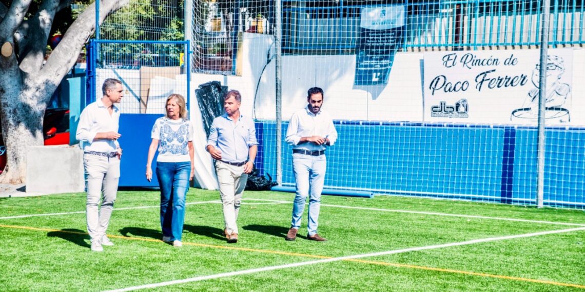 El campo de fútbol del Serrano Lima recupera la actividad deportiva tras la renovación del césped