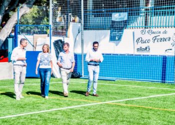 El campo de fútbol del Serrano Lima recupera la actividad deportiva tras la renovación del césped