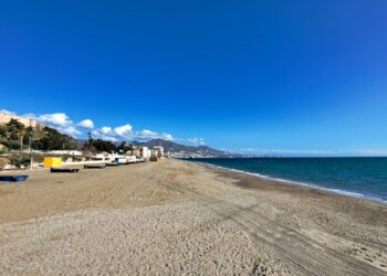 Fallece una mujer que sufrió un infarto dentro del agua en la playa de Fuengirola