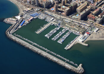 La Junta invertirá medio millón en el muelle de suministro de combustible del puerto de Fuengirola