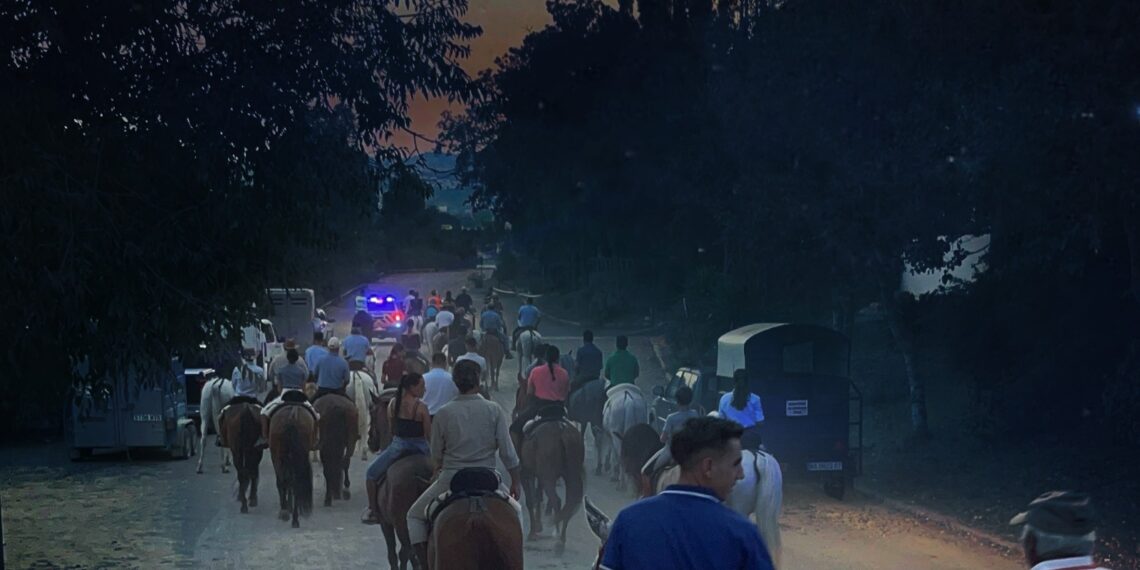 Medio centenar de caballos recorren la Sierra de Mijas bajo la luz de la luna llena