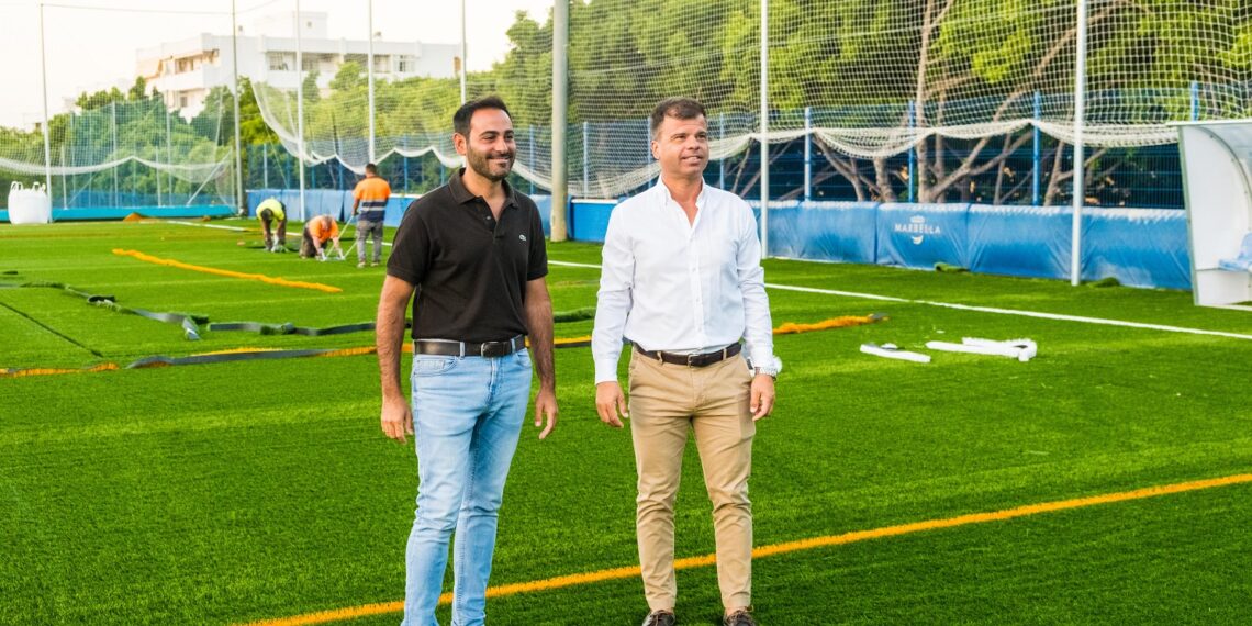 La renovación integral del césped artificial del campo de fútbol Antonio Serrano Lima entra en su recta final