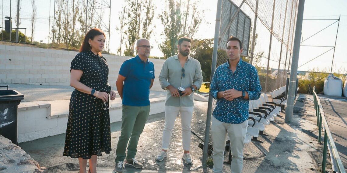 El Ayuntamiento ultima la renovación del césped artificial del campo José Antonio Gallardo