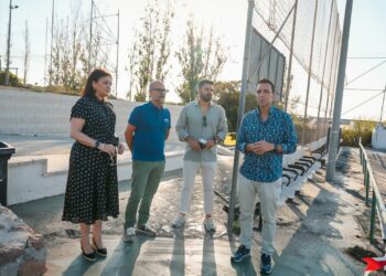 El Ayuntamiento ultima la renovación del césped artificial del campo José Antonio Gallardo