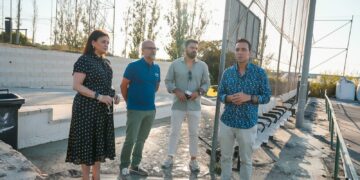 El Ayuntamiento ultima la renovación del césped artificial del campo José Antonio Gallardo