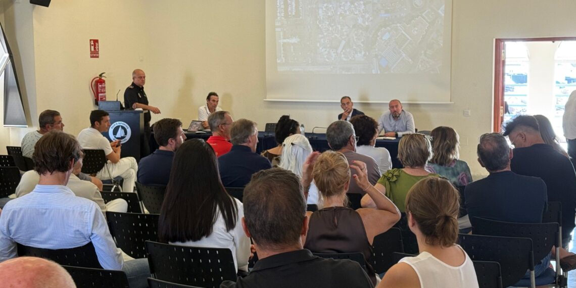 El Ayuntamiento analiza junto a comerciantes, vecinos y colectivos afectados el primer mes del ensayo para la peatonalización del puerto deportivo