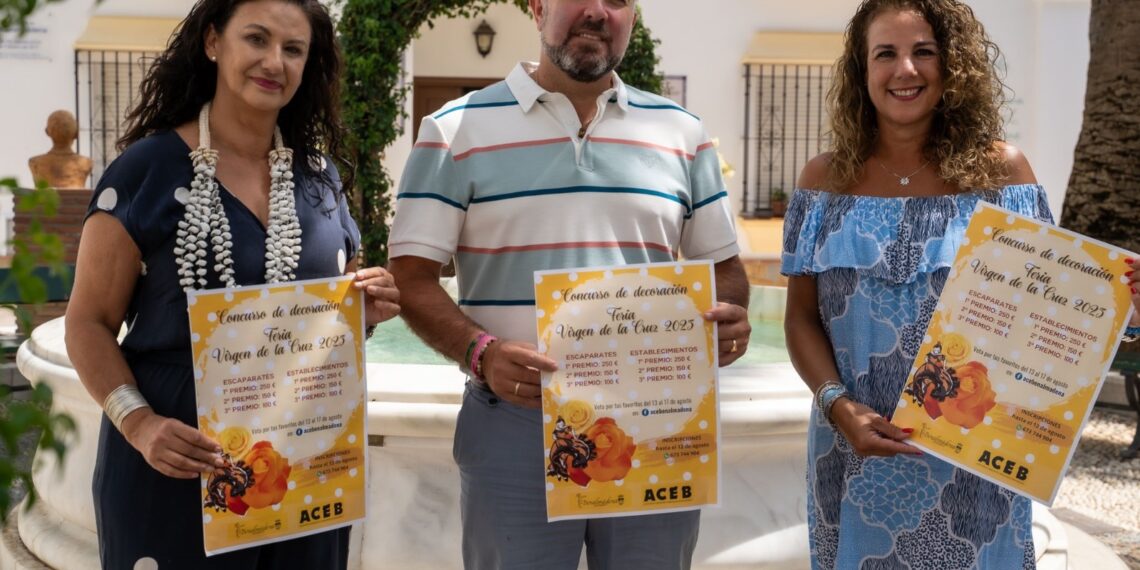 El Ayuntamiento y la ACEB impulsan la decoración de los comercios durante la Feria de la Virgen de la Cruz