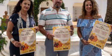 El Ayuntamiento y la ACEB impulsan la decoración de los comercios durante la Feria de la Virgen de la Cruz