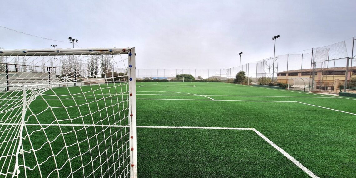 El campo José Antonio Gallardo ya se encuentra disponible para su uso tras la finalización de las actuaciones de renovación del césped artificial