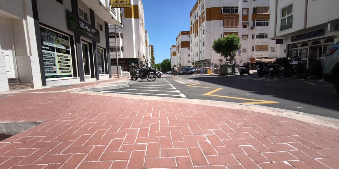 Avanzan las obras en Avenida Gamonal con la implementación de mejoras en alumbrado, mobiliario y jardinería