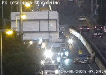 Trasladan a un hombre al Hospital Costa del Sol tras un accidente en la A-7 por Estepona