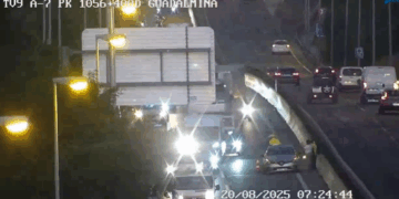 Trasladan a un hombre al Hospital Costa del Sol tras un accidente en la A-7 por Estepona