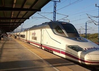 Un AVE Málaga-Madrid, obligado a parar en Puertollano por un incendio en un vagón