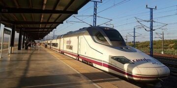 Un AVE Málaga-Madrid, obligado a parar en Puertollano por un incendio en un vagón