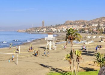 Hallan a una mujer muerta en una playa de Rincón de la Victoria