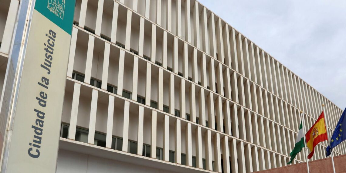 Confirman siete años de cárcel para un hombre que abusó de una joven en el portal de su casa en Málaga