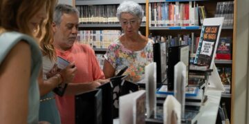 El Cineclub Más Madera dona más de 50 películas a la Biblioteca de Arroyo de la Miel