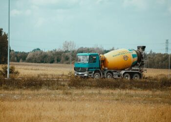 Muere un hombre de 58 años al volcar un camión hormigonera en Casarabonela