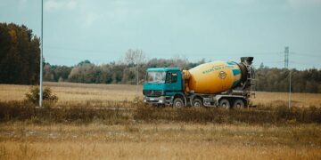 Muere un hombre de 58 años al volcar un camión hormigonera en Casarabonela