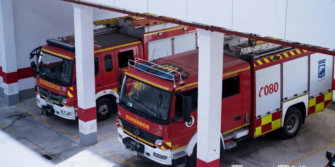 Trasladan al hospital a una persona tras el incendio de una vivienda en Carretera de Cádiz