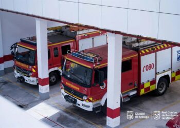 Trasladan al hospital a una persona tras el incendio de una vivienda en Carretera de Cádiz