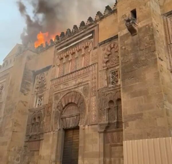 El incendio de la Mezquita-Catedral de Córdoba afecta a tres capillas pero no compromete la estructura del monumento